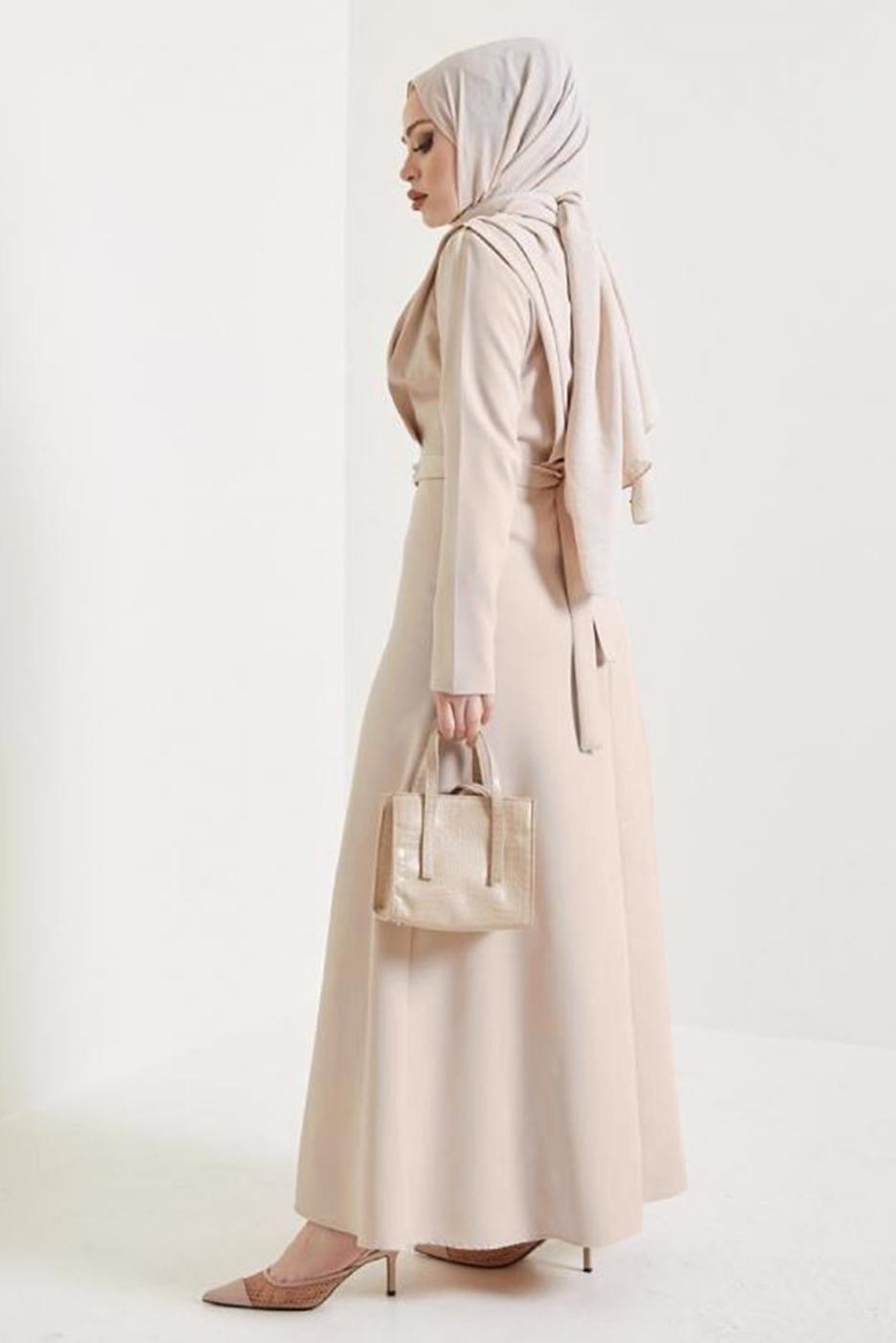 Tesettür giyim BEJ PİLİSE DETAYLI KEMERLİ KREP ELBİSE T 5261