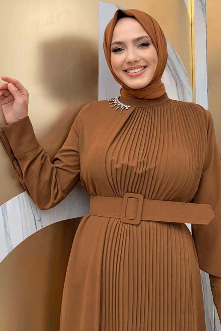 Tesettür giyim TABA YAKASI TAŞLI PİLİSELİ ELBİSE T 5283