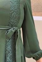 Tesettür giyim YEŞİL DANTEL DETAYLI KUŞAKLI ELBİSE T 5673