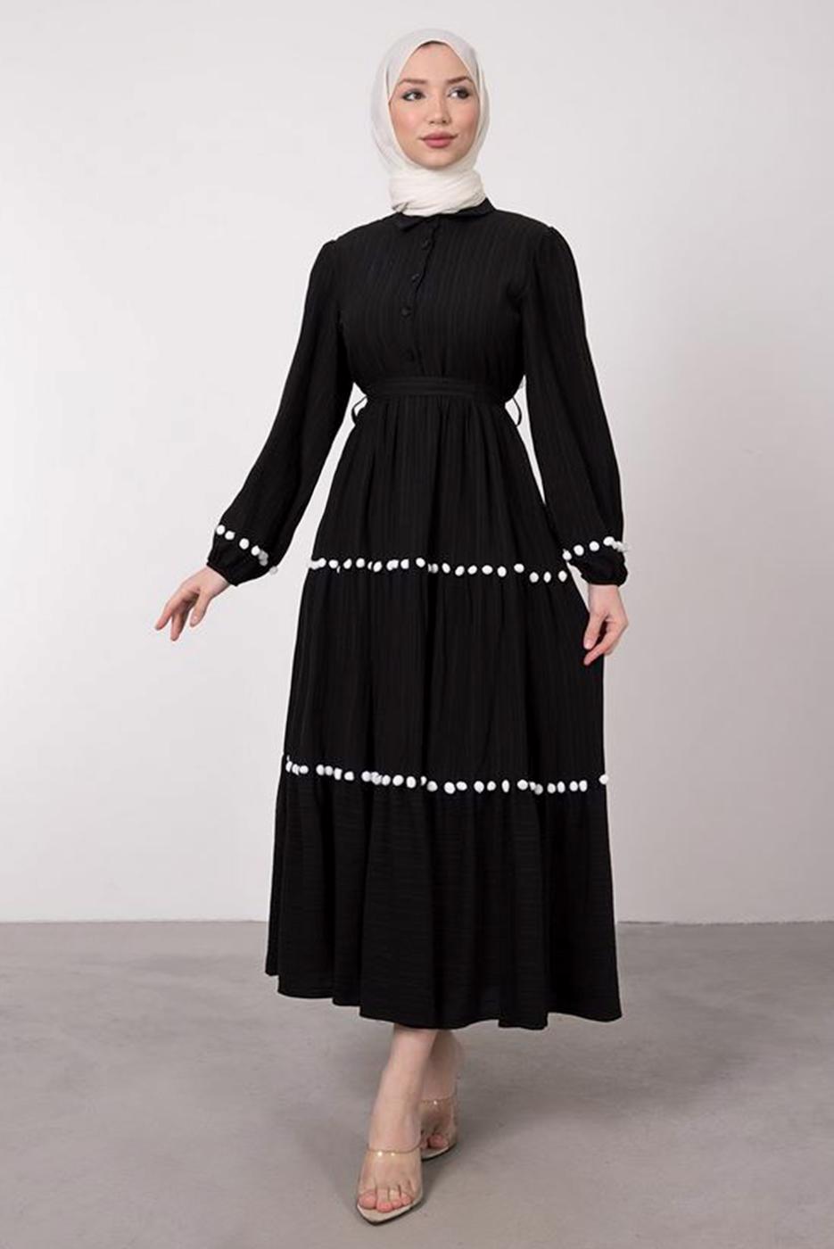 Tesettür giyim SİYAH PONPON DETAYLI KUŞAKLI GOFRE ELBİSE T 7095