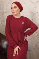 Tesettür giyim KIRMIZI BROŞ DETAYLI KUŞAKLI ELBİSE T 7113