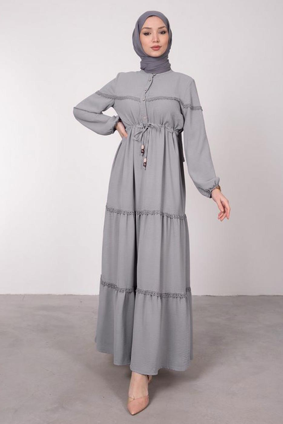 Tesettür giyim GRİ BELİ BÜZGÜLÜ DANTEL DETAYLI ELBİSE T 8485