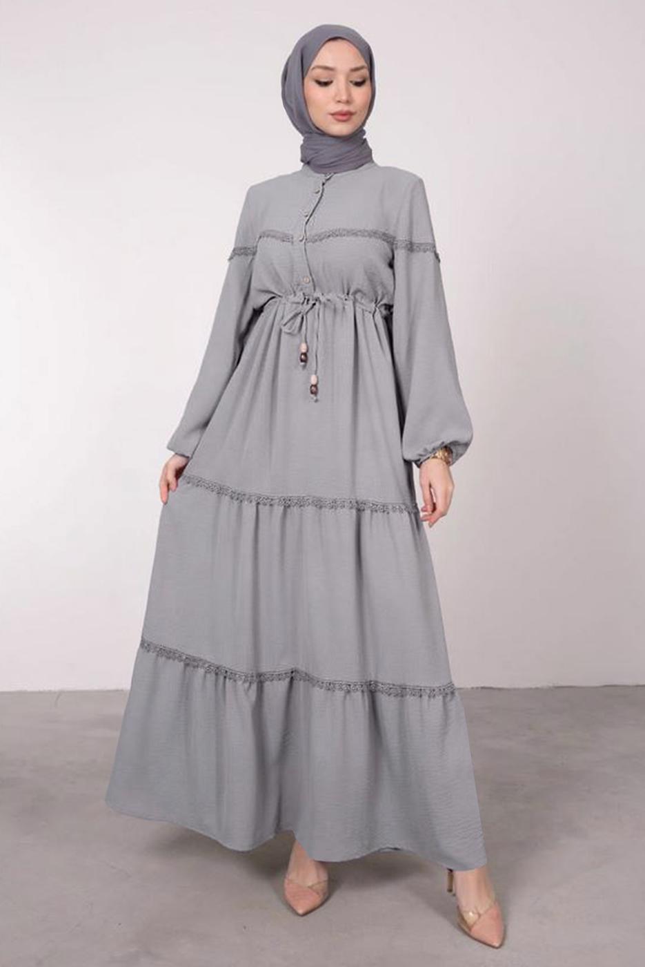 Tesettür giyim GRİ BELİ BÜZGÜLÜ DANTEL DETAYLI ELBİSE T 8485