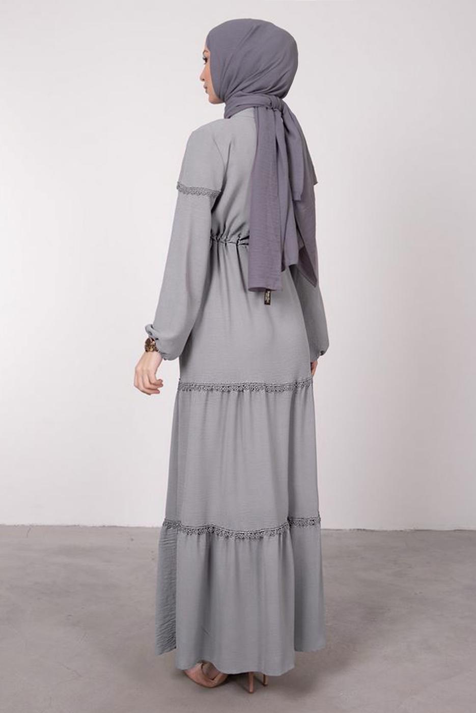 Tesettür giyim GRİ BELİ BÜZGÜLÜ DANTEL DETAYLI ELBİSE T 8485