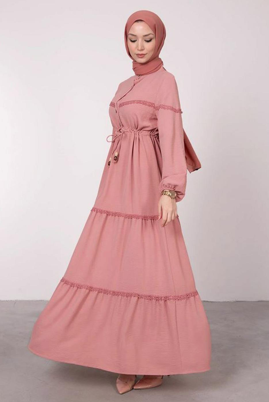 Tesettür giyim PUDRA BELİ BÜZGÜLÜ DANTEL DETAYLI ELBİSE T 8485
