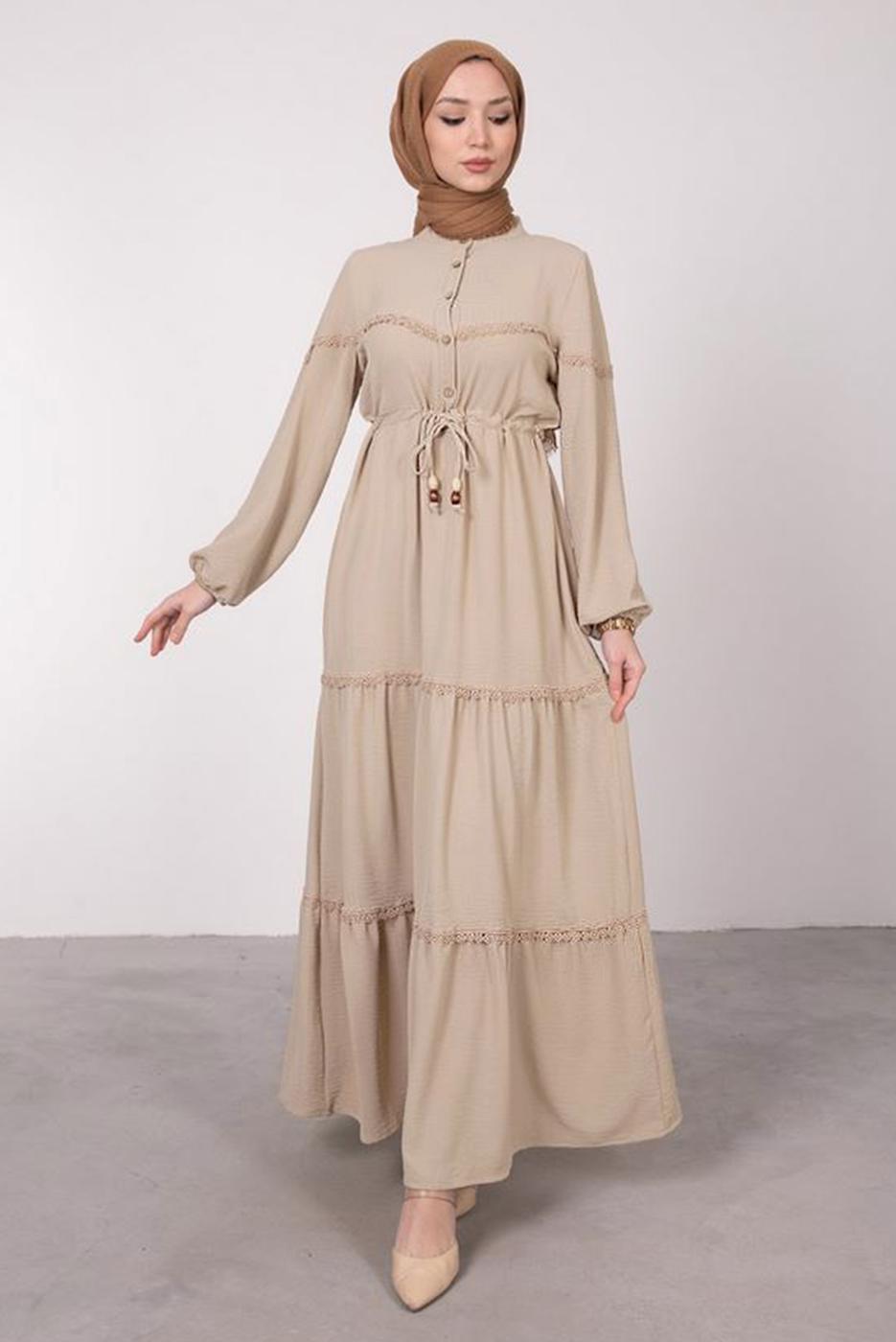 Tesettür giyim BEJ BELİ BÜZGÜLÜ DANTEL DETAYLI ELBİSE T 8485