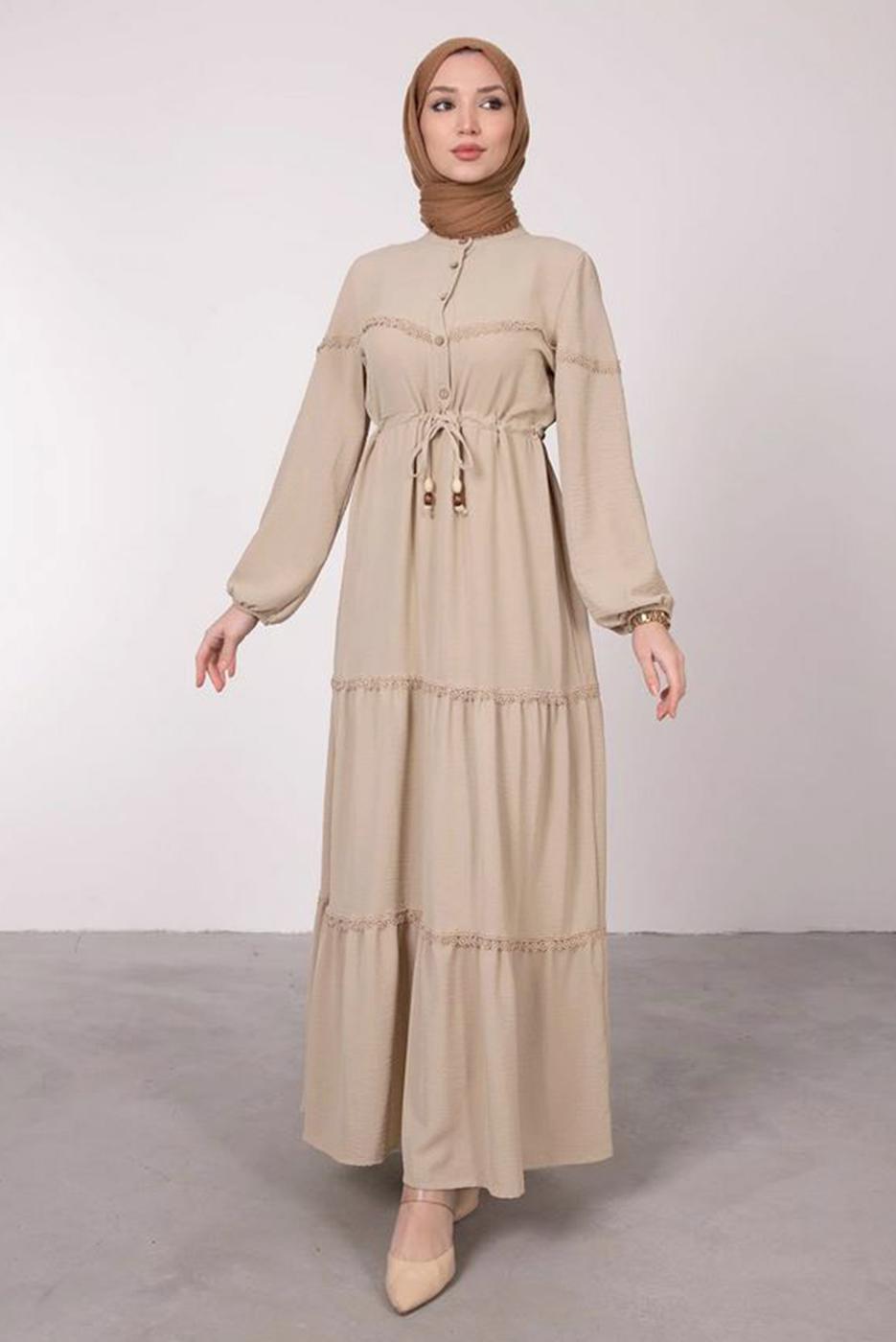 Tesettür giyim BEJ BELİ BÜZGÜLÜ DANTEL DETAYLI ELBİSE T 8485
