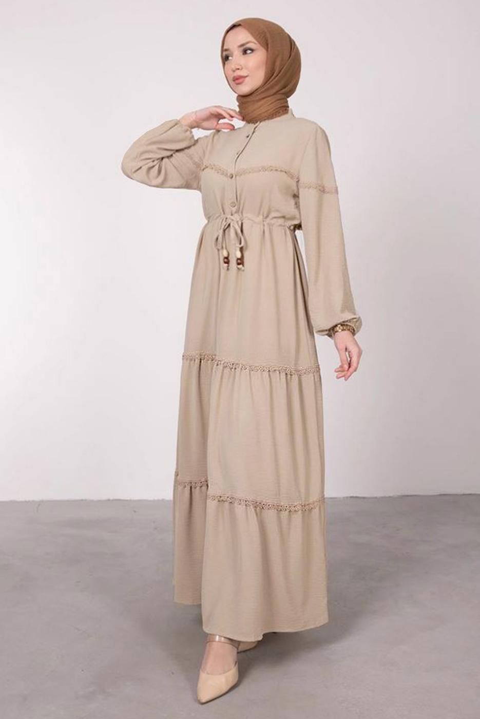 Tesettür giyim BEJ BELİ BÜZGÜLÜ DANTEL DETAYLI ELBİSE T 8485