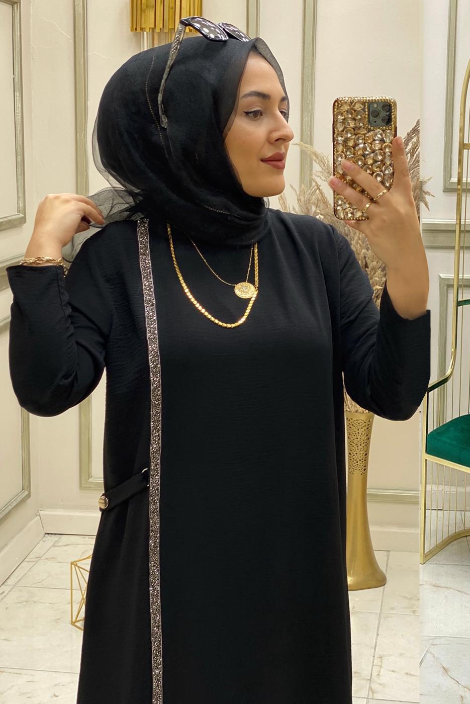 Tesettür giyim SİYAH ŞERİT DETAYLI BİSİKLET YAKA ELBİSE T 90325