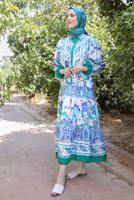 Tesettür giyim YEŞİL ETNİK DESENLİ DÜĞMELİ ELBİSE T 9433