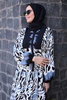 Tesettür giyim SİYAH DESENLİ MANŞETLERİ LASTİKLİ ELBİSE T 9433-3