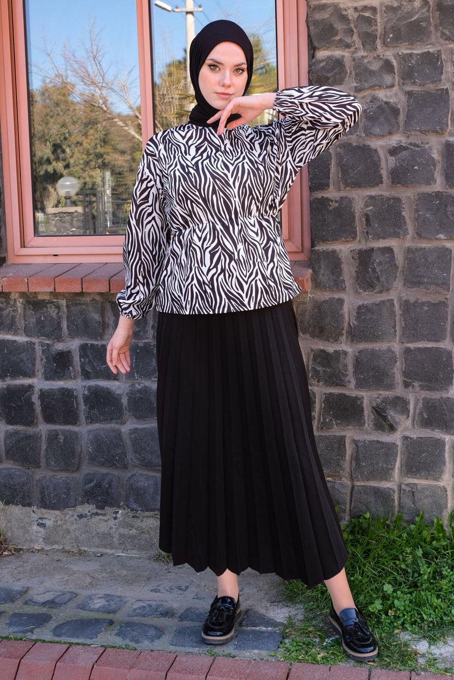 Tesettür giyim SİYAH ZEBRA DESENLİ PİLİSELİ İKİLİ ETEKLİ TAKIM T 4070