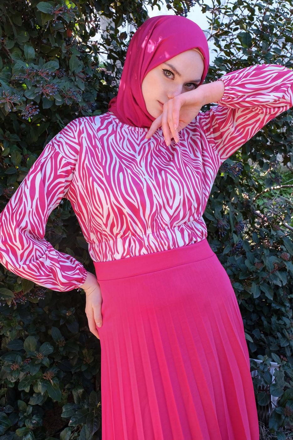 Tesettür giyim FUŞYA ZEBRA DESENLİ PİLİSELİ İKİLİ ETEKLİ TAKIM T 4070