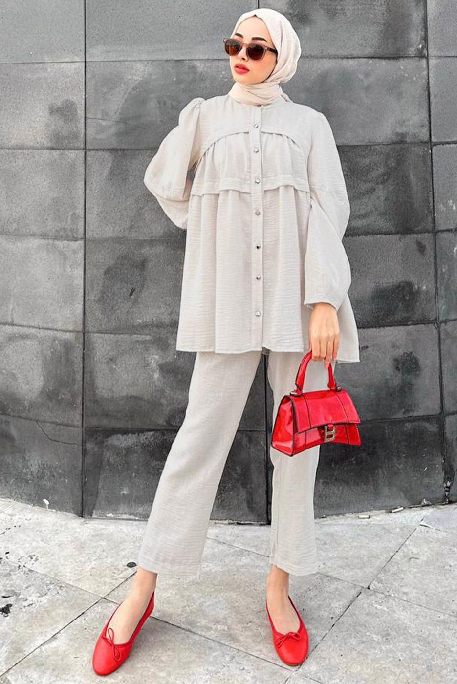 Tesettür giyim BEJ BÜZGÜ DETAYLI VOLANLI İKİLİ PANTOLONLU TAKIM T 05014