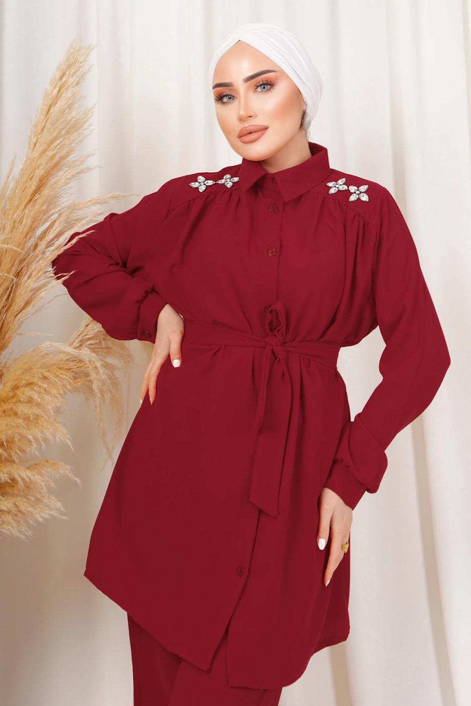 Tesettür giyim KIRMIZI OMUZLARI TAŞ DETAYLI KUŞAKLI PANTOLONLU TAKIM T 2303