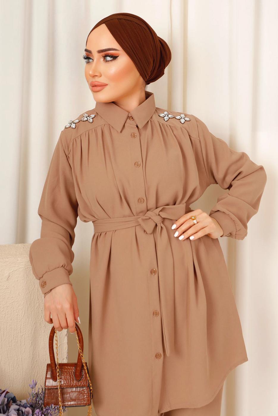 Tesettür giyim KAHVE OMUZLARI TAŞ DETAYLI KUŞAKLI PANTOLONLU TAKIM T 2303