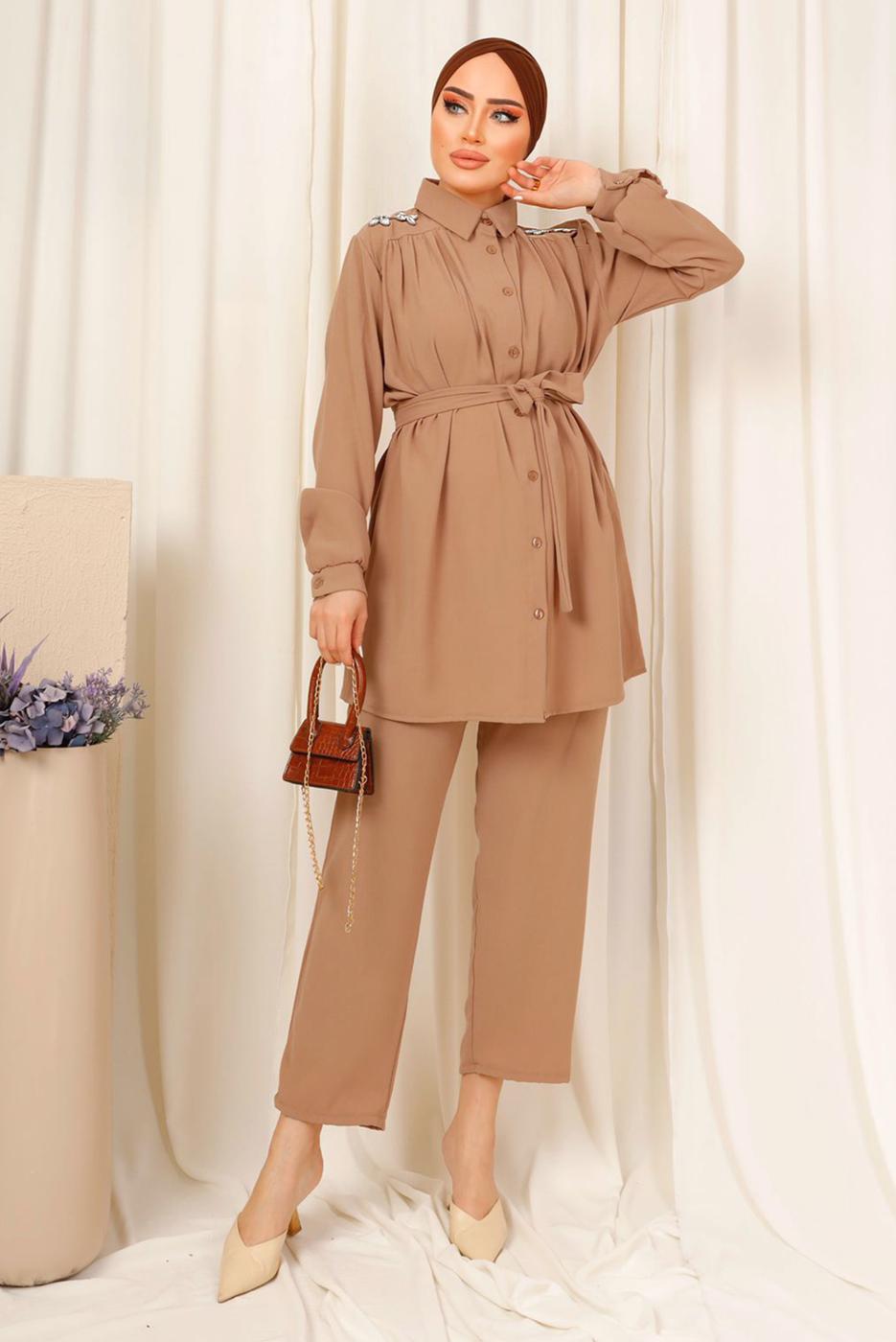 Tesettür giyim KAHVE OMUZLARI TAŞ DETAYLI KUŞAKLI PANTOLONLU TAKIM T 2303