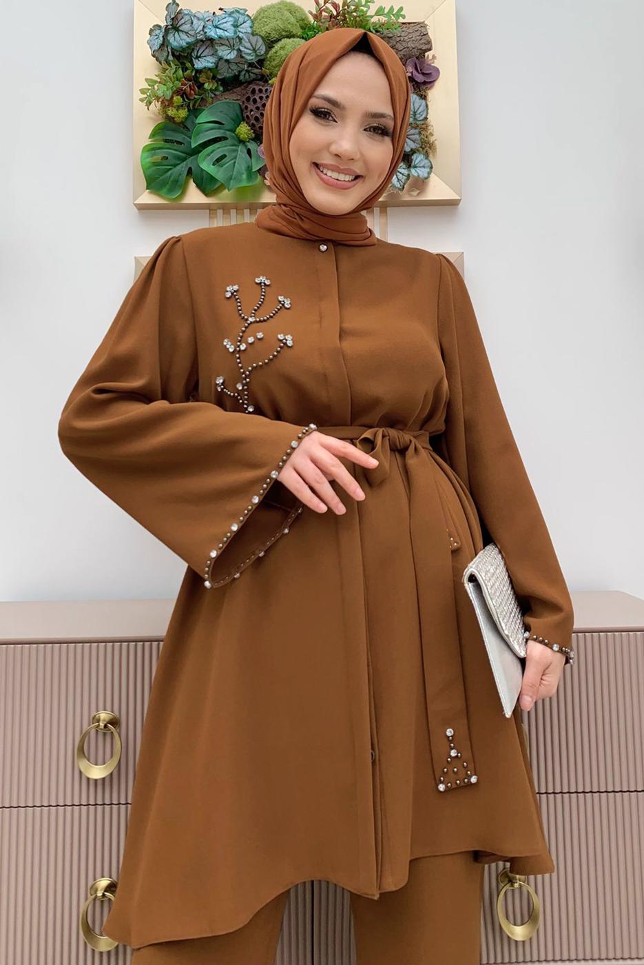 Tesettür giyim TABA TAŞ İŞLEME DETAYLI KUŞAKLI KREP TAKIM T 2348