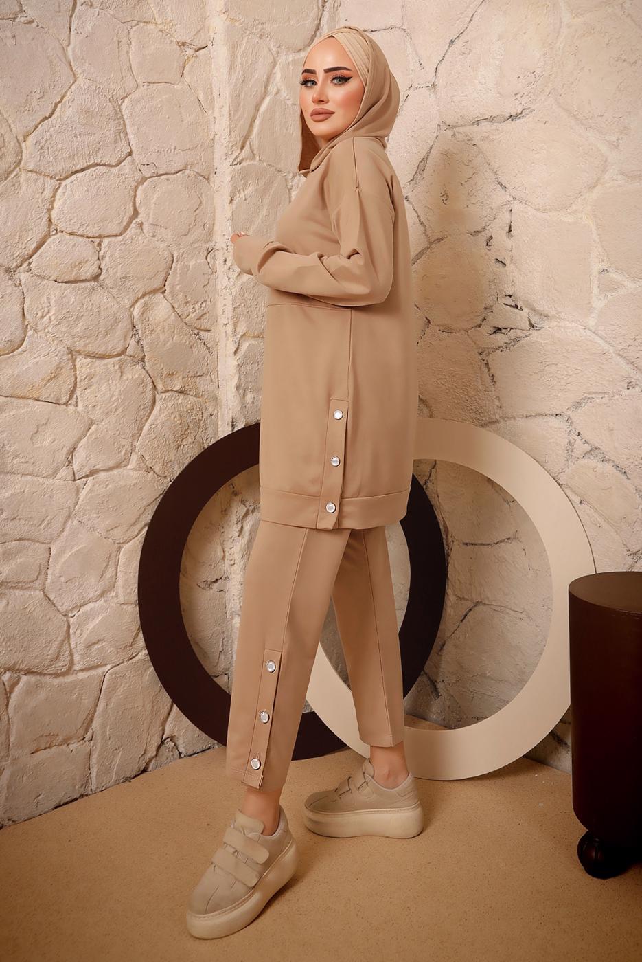Tesettür giyim KAHVE KAPÜŞONLU DÜĞME DETAYLI İKİLİ PANTOLONLU TAKIM T 3292