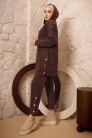 Tesettür giyim KAHVE KAPÜŞONLU DÜĞME DETAYLI İKİLİ PANTOLONLU TAKIM T 3292