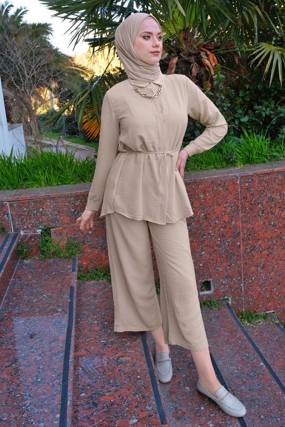 Vêtements hijab BEIGE DÉTAIL CHAÎNE COL CHEMISE COSTUME 2 PIÈCES PANTALON T 3547