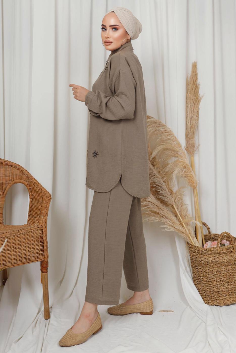 Tesettür giyim VİZON TAŞ DETAYLI DÜĞMELİ PANTOLONLU TAKIM T 6133