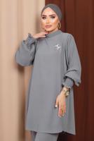 Tesettür giyim GRİ BROŞ DETAYLI KOLU PİLİSELİ PANTOLONLU TAKIM T 6213