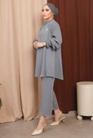 Tesettür giyim GRİ BROŞ DETAYLI KOLU PİLİSELİ PANTOLONLU TAKIM T 6213