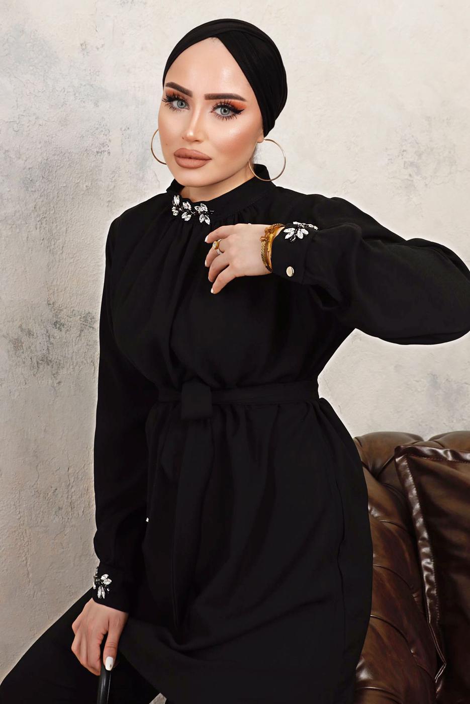 Tesettür giyim SİYAH YAKASI VE MANŞETLERİ TAŞLI İKİLİ PANTOLONLU TAKIM T 7303