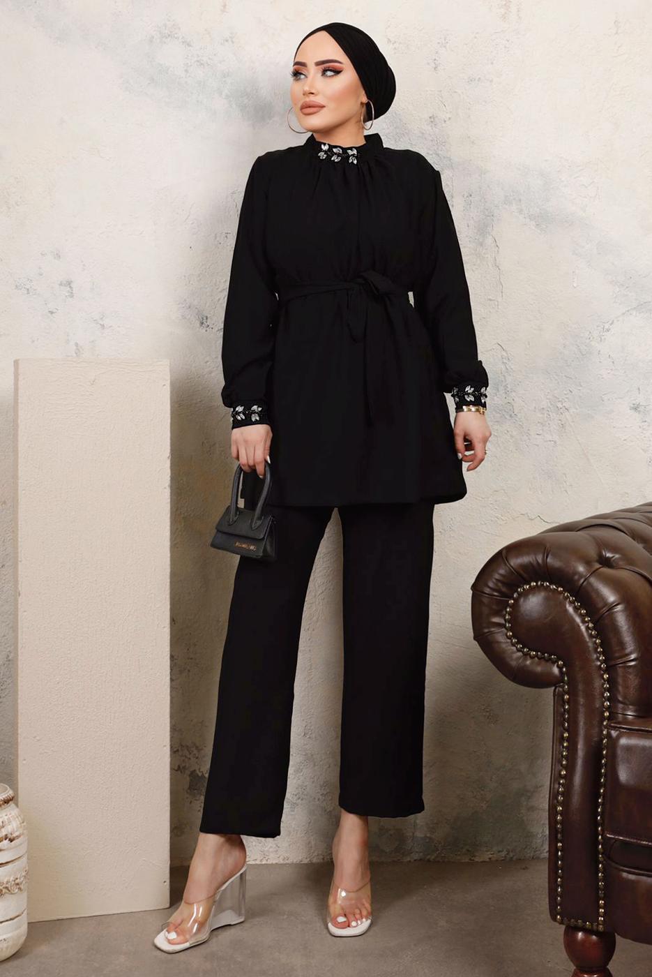 Tesettür giyim SİYAH YAKASI VE MANŞETLERİ TAŞLI İKİLİ PANTOLONLU TAKIM T 7303