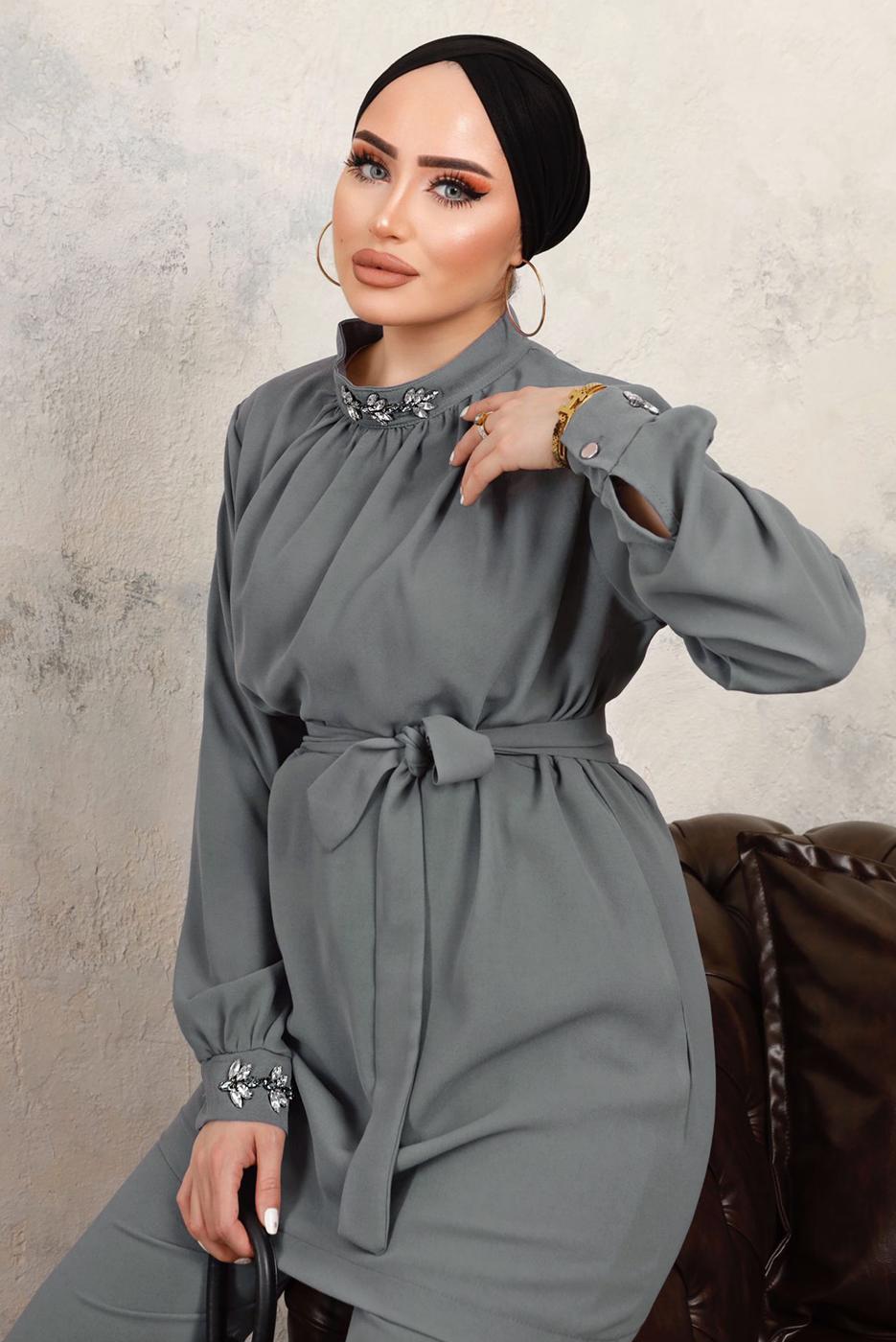 Tesettür giyim GRİ YAKASI VE MANŞETLERİ TAŞLI İKİLİ PANTOLONLU TAKIM T 7303