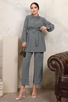 Tesettür giyim GRİ YAKASI VE MANŞETLERİ TAŞLI İKİLİ PANTOLONLU TAKIM T 7303