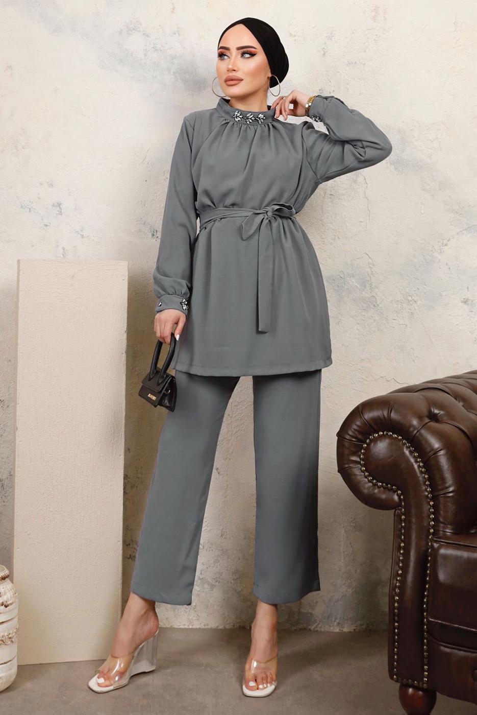 Tesettür giyim GRİ YAKASI VE MANŞETLERİ TAŞLI İKİLİ PANTOLONLU TAKIM T 7303
