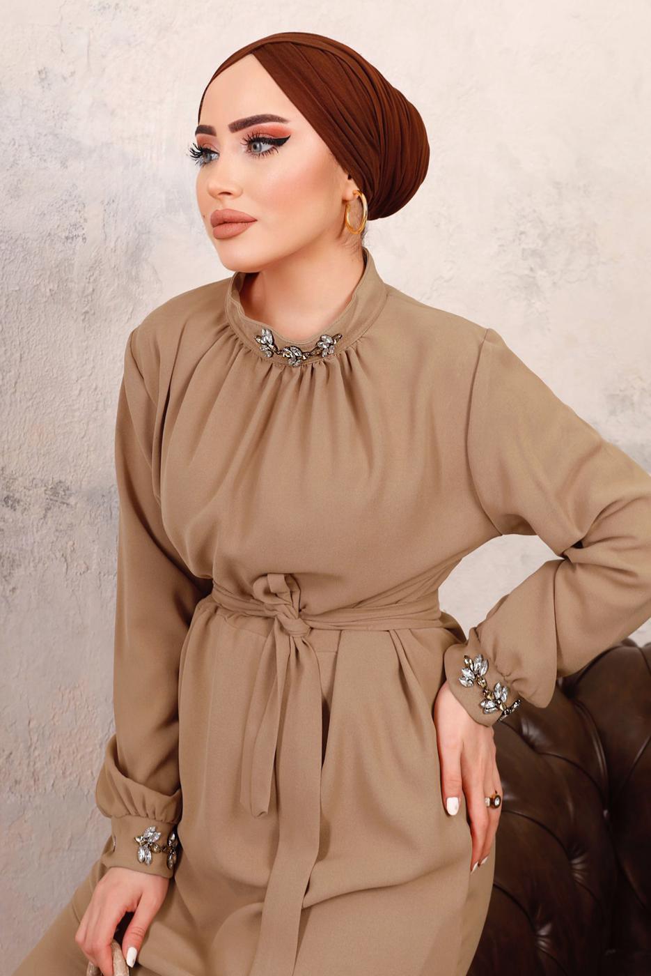 Tesettür giyim KAHVE YAKASI VE MANŞETLERİ TAŞLI İKİLİ PANTOLONLU TAKIM T 7303