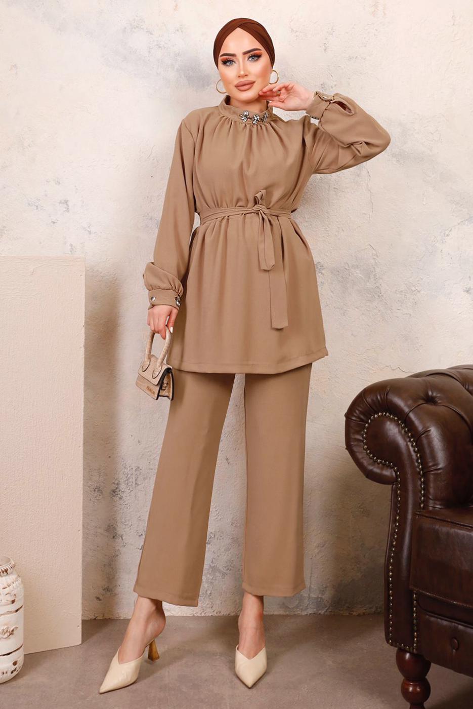 Tesettür giyim KAHVE YAKASI VE MANŞETLERİ TAŞLI İKİLİ PANTOLONLU TAKIM T 7303