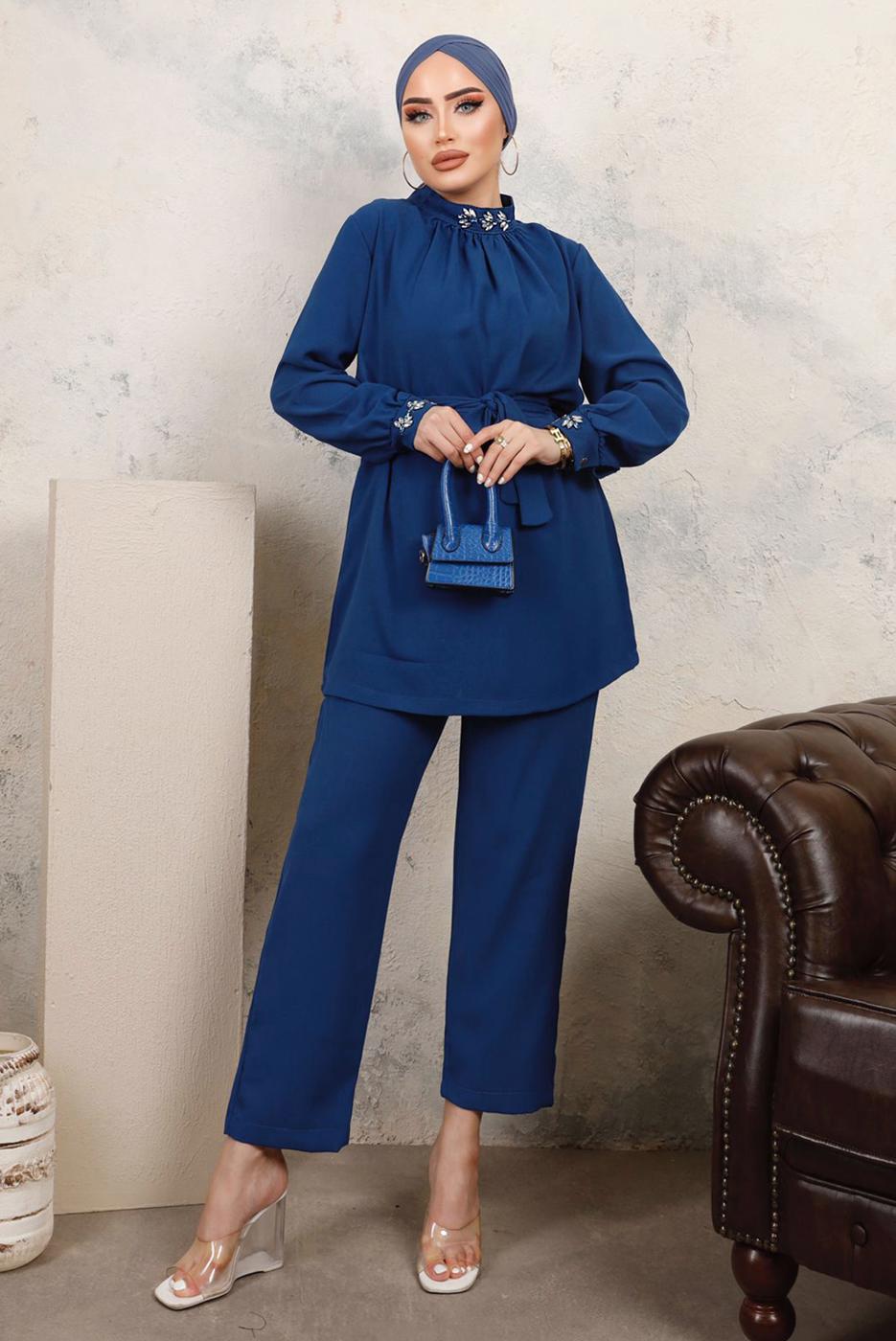 Tesettür giyim LACİVERT YAKASI VE MANŞETLERİ TAŞLI İKİLİ PANTOLONLU TAKIM T 7303