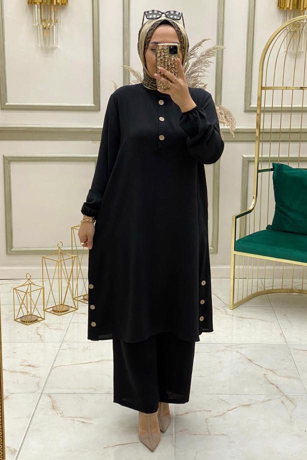 Tesettür giyim SİYAH MANŞETLERİ LASTİKLİ DÜĞME DETAYLI PANTOLONLU TAKIM T 90110 - TRENDTESETTÜR
