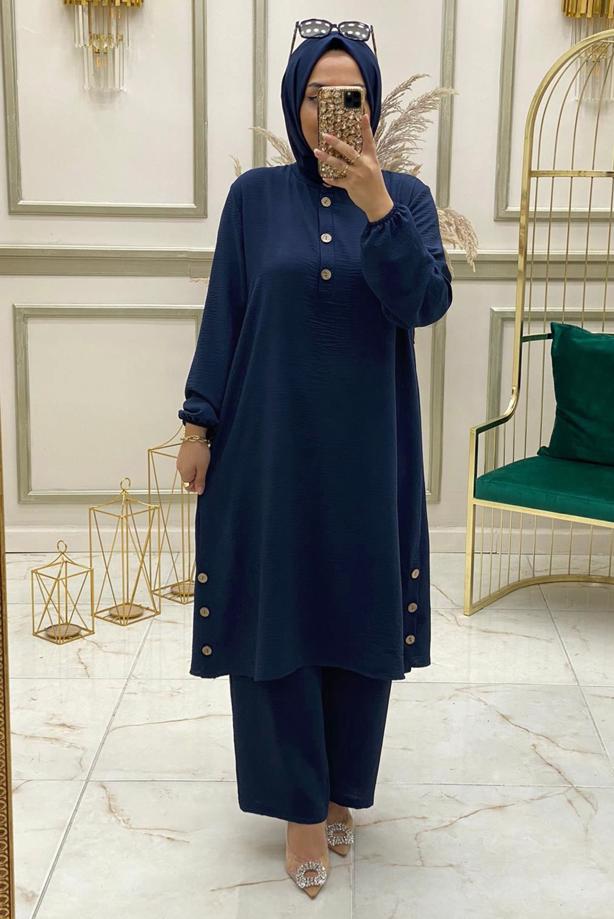 Tesettür giyim LACİVERT MANŞETLERİ LASTİKLİ DÜĞME DETAYLI PANTOLONLU TAKIM T 90110 - TRENDTESETTÜR