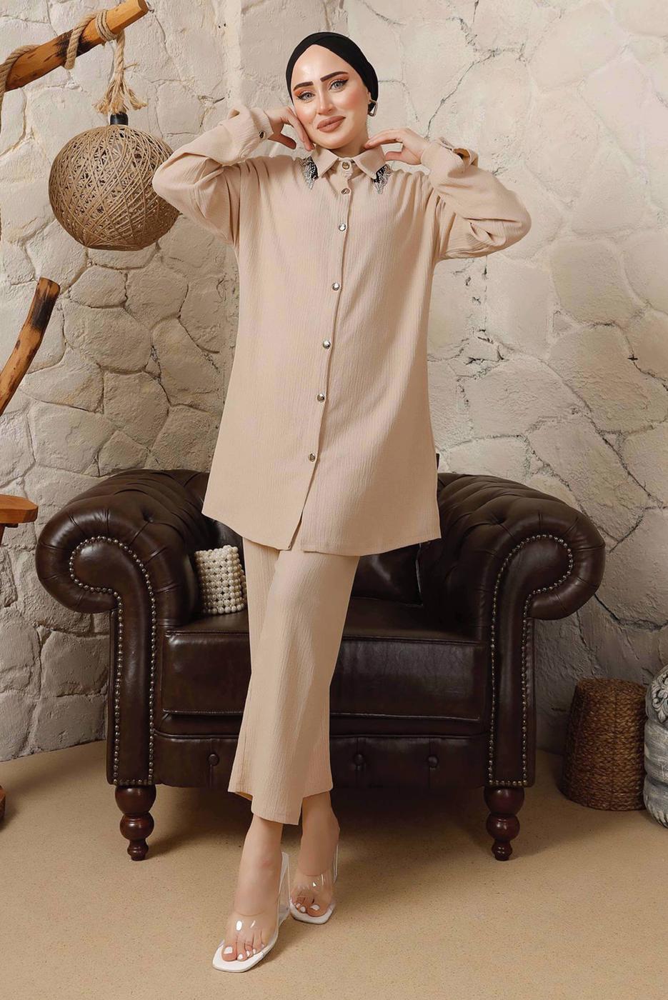 Tesettür giyim BEJ YAKASI ZİNCİR DETAYLI BÜRÜMCÜK PANTOLONLU TAKIM T 9892