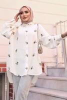 Tesettür giyim EKRU ÇİÇEK NAKIŞLI SALAŞ GÖMLEK TUNİK T 40032