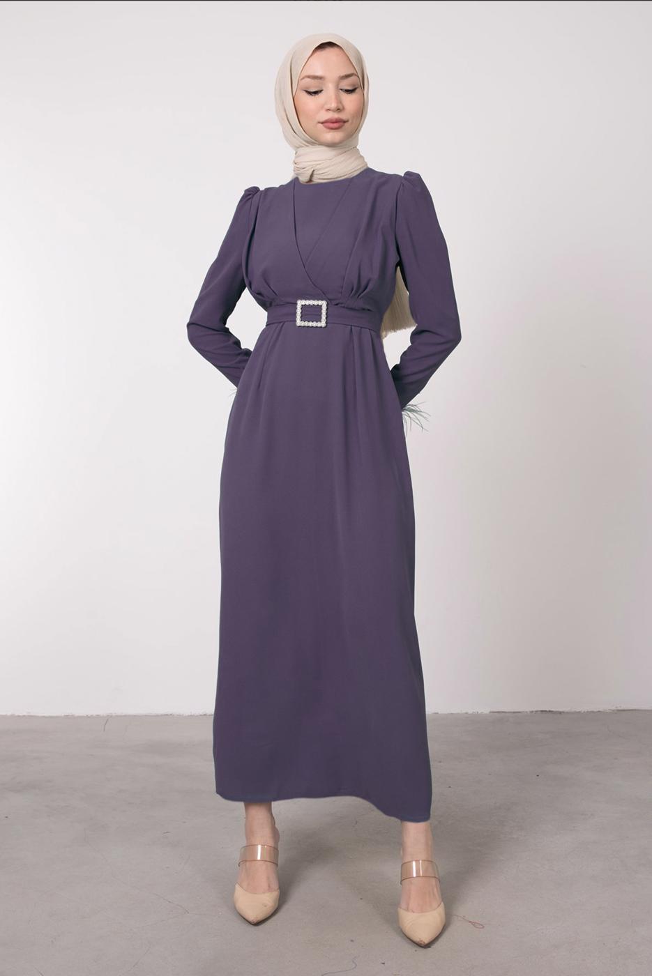 Tesettür giyim MOR TÜY DETAYLI KEMERLİ ELBİSE T 80047