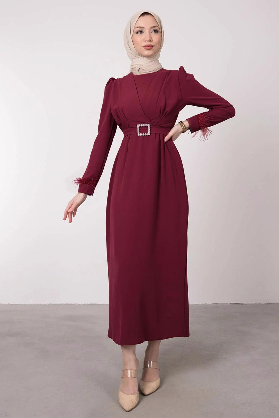 Tesettür giyim BORDO TÜY DETAYLI KEMERLİ ELBİSE T 80047