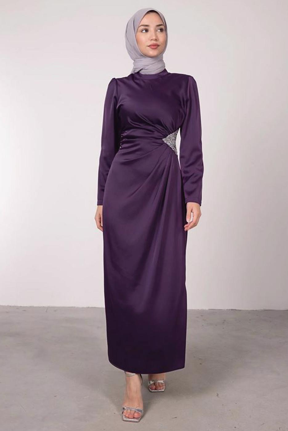 Tesettür giyim MOR TAŞ BASKILI PİLİSE DETAYLI ABİYE ELBİSE T 0495