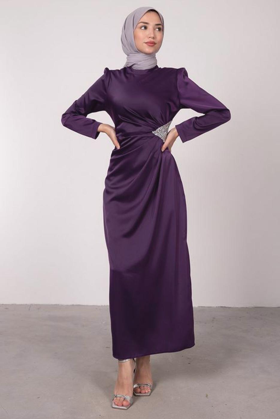 Tesettür giyim MOR TAŞ BASKILI PİLİSE DETAYLI ABİYE ELBİSE T 0495