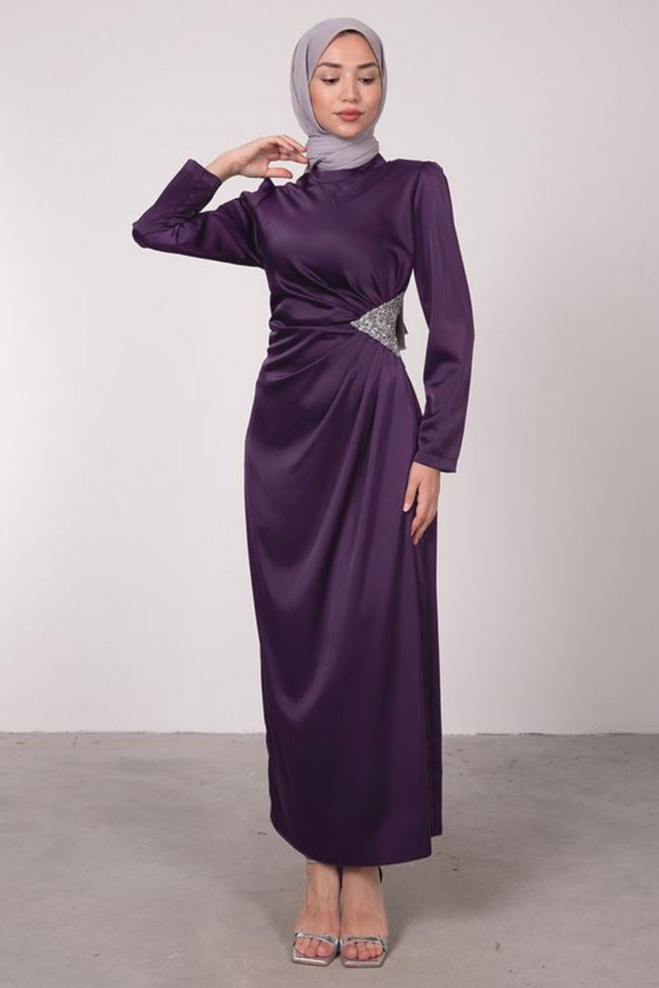 Tesettür giyim MOR TAŞ BASKILI PİLİSE DETAYLI ABİYE ELBİSE T 0495