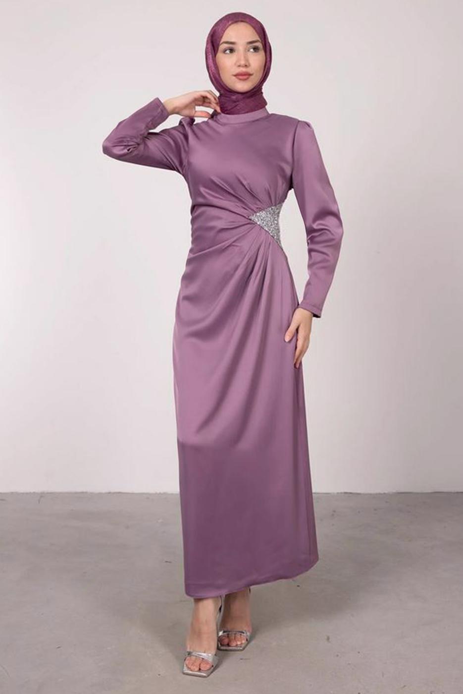 Tesettür giyim MOR TAŞ BASKILI PİLİSE DETAYLI ABİYE ELBİSE T 0495