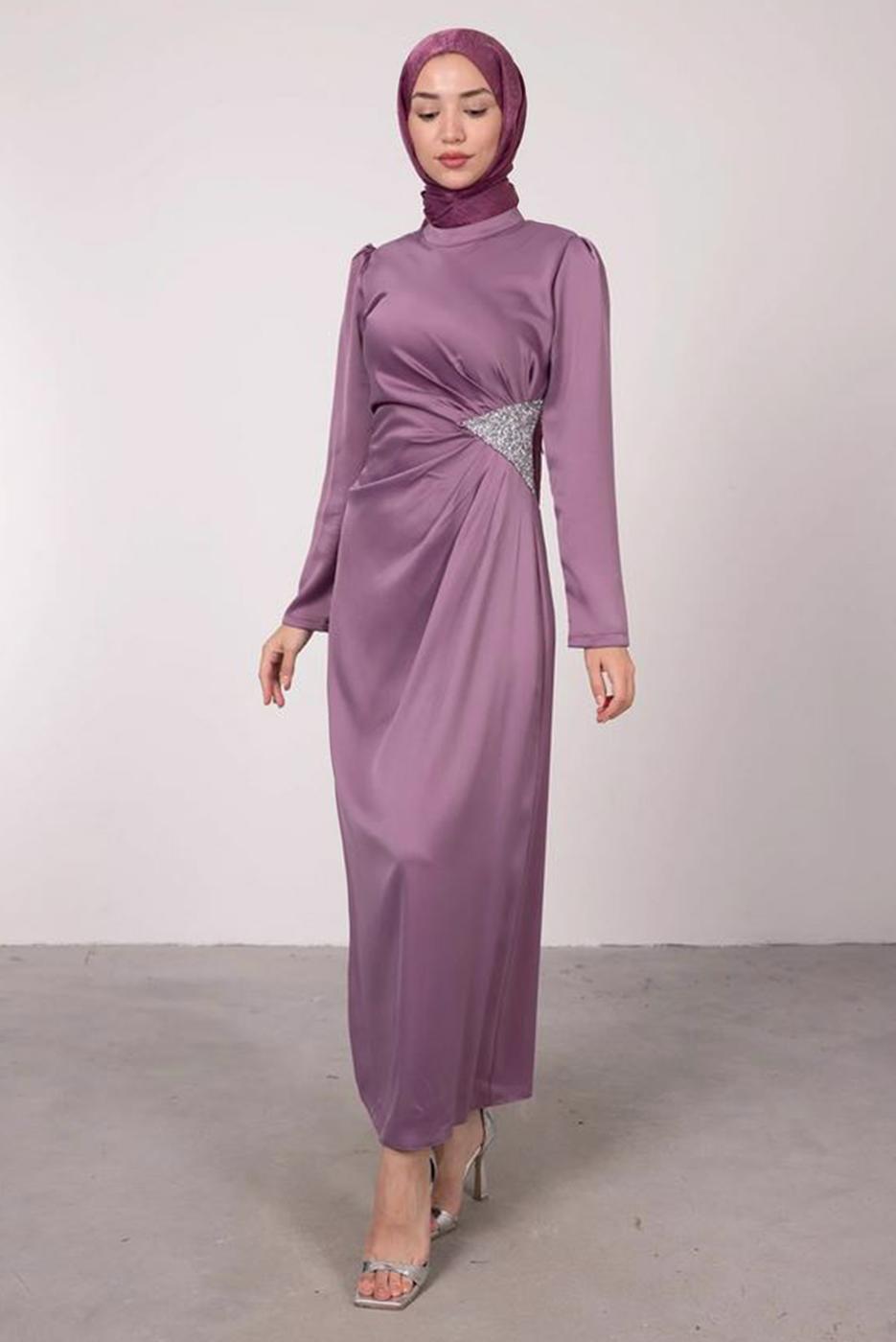 Tesettür giyim MOR TAŞ BASKILI PİLİSE DETAYLI ABİYE ELBİSE T 0495
