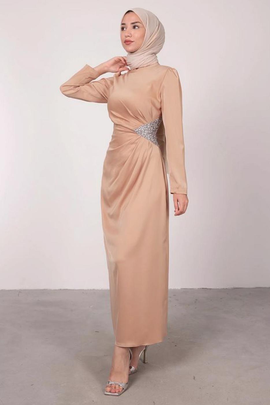 Tesettür giyim PUDRA TAŞ BASKILI PİLİSE DETAYLI ABİYE ELBİSE T 0495