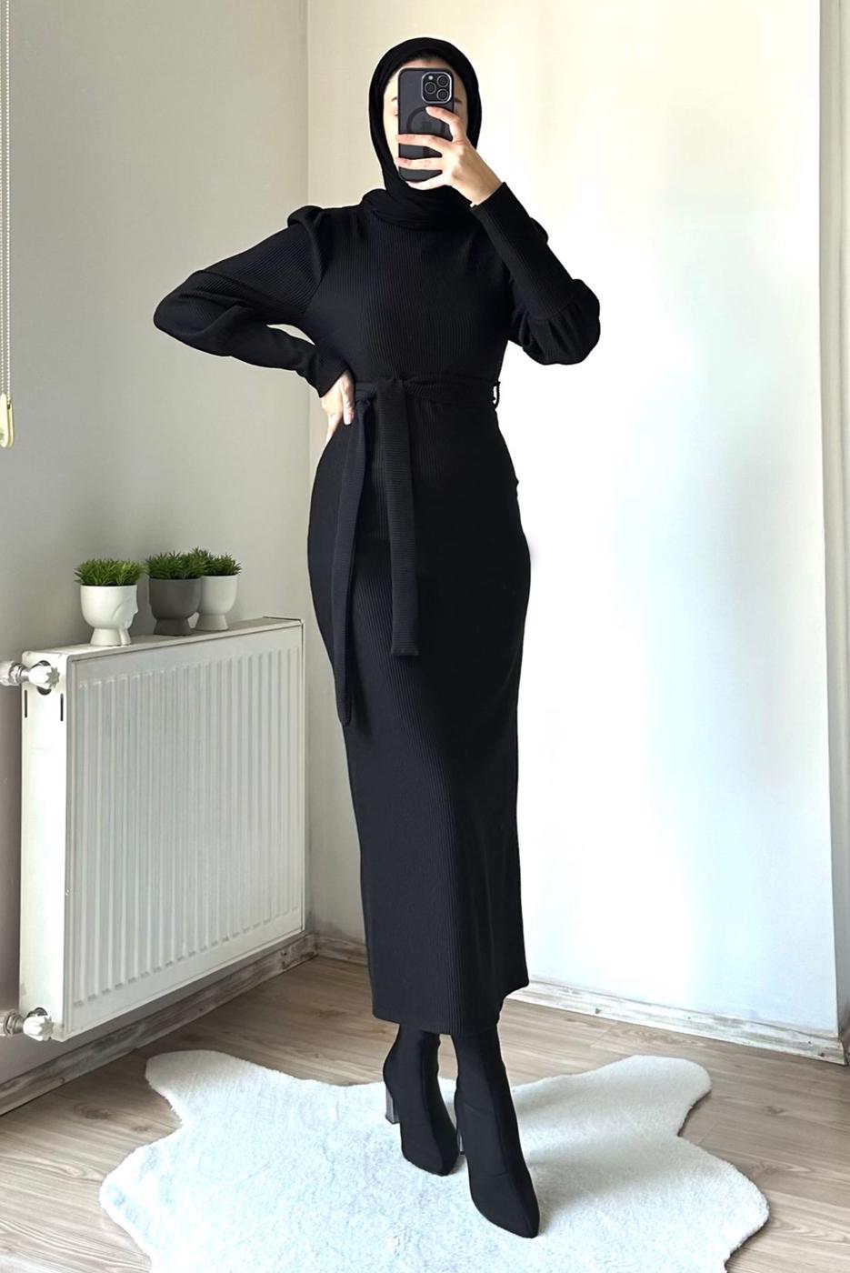 Tesettür giyim SİYAH ÖRME KUMAŞ KUŞAKLI ELBİSE T 7577