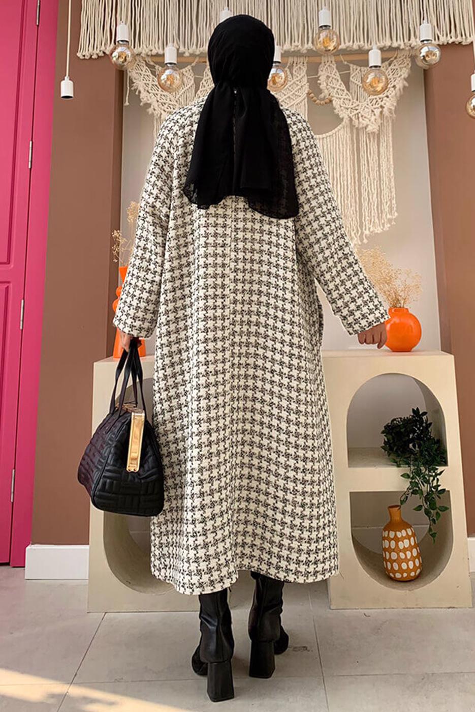 Tesettür giyim BEJ DESENLİ CEPLİ KABAN T 1177